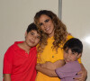 Wanessa Camargo posa com os filhos, João Marcus e João Francisco nos bastidores de show