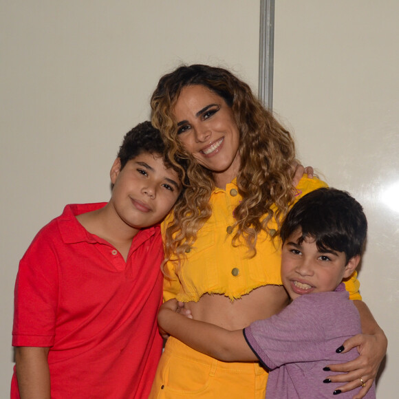 Wanessa Camargo posa com os filhos, João Marcus e João Francisco nos bastidores de show