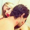 Fiorella Mattheis enche Alexandre Pato de beijos na noite de Natal