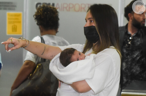 Maria Flor, segunda filha de Virgínia e Zé Felipe, tem um mês de vida e já está fazendo a primeira viagem internacional