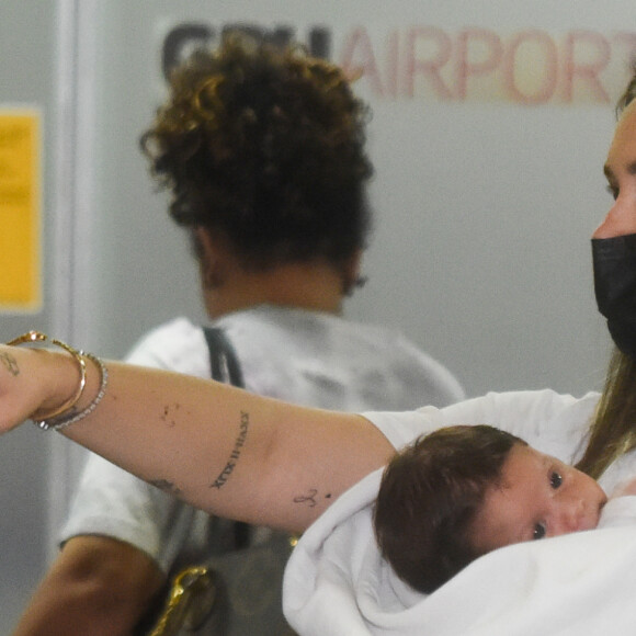 Maria Flor, segunda filha de Virgínia e Zé Felipe, tem um mês de vida e já está fazendo a primeira viagem internacional