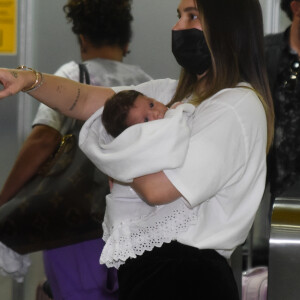 Virgínia Fonseca carregou Maria Flor, com 30 dias de vida, no colo durante passagem por aeroporto