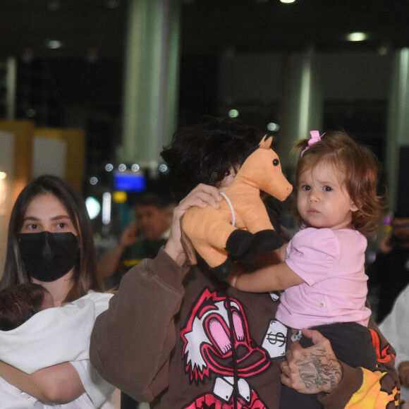 Virgínia Fonseca e Zé Felipe embarcaram com Maria Alice e Maria Flor rumo a Portugal