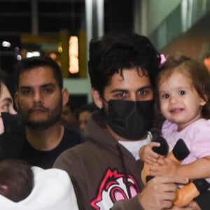 Maria Alice, filha de Virgínia Fonseca e Zé Felipe, distribuiu sorrisos para o paparazzo