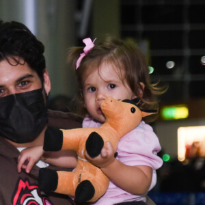 Com as filhas no colo, Virgínia Fonseca e Zé Felipe distribuiram simpatia durante flagra em aeroporto