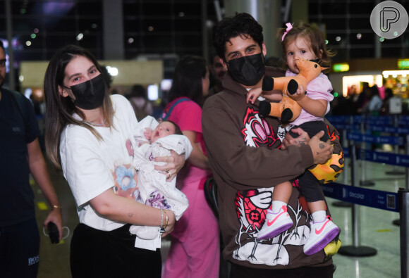 Com as filhas no colo, Virgínia Fonseca e Zé Felipe distribuiram simpatia durante flagra em aeroporto