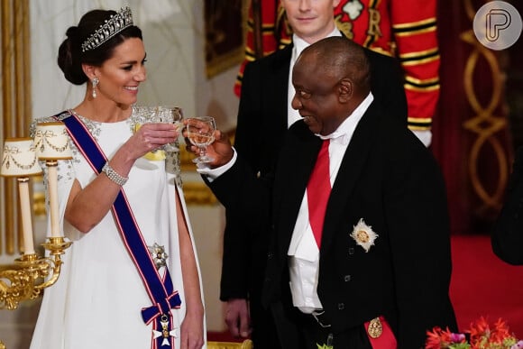 Look de Kate Middleton em jantar teve a tiara Lover's Knot como protagonista