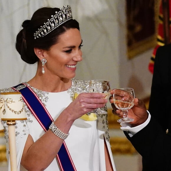 Look de Kate Middleton em jantar teve a tiara Lover's Knot como protagonista