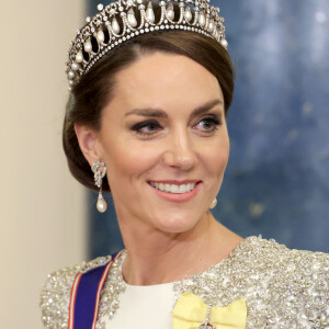 A Lover's Knot roubou a cena em look de Kate Middleton para jantar de gala na terça-feira (21)