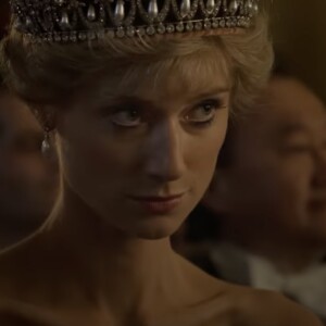 A Lover's Knot, tiara favorita de Princesa Diana, foi usada por Elizabeth Debicki em quinta temporada de The Crown