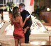 Flávia Alessandra e Otaviano Costa trocaram beijos quentes em shopping