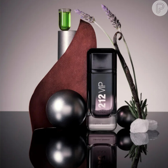 Outro perfume importado em promoção na Black Friday é o 212 VIP Black Eau de Parfum, de Carolina Herrera: ele sai por R$ 669,90 no Beleza na Web