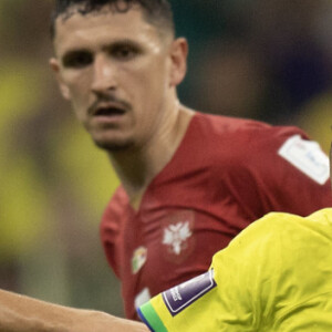 Neymar deixou o campo no segundo tempo após sentir fortes dores no tornozelo direito