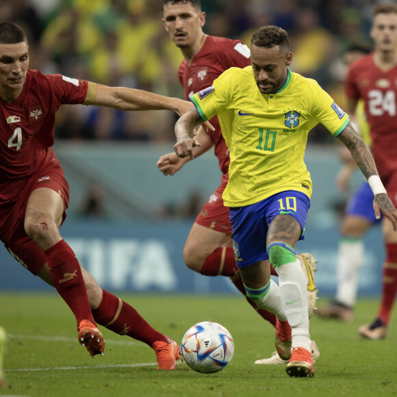 Neymar deixou o campo no segundo tempo após sentir fortes dores no tornozelo direito