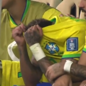 Neymar foi visto chorando após deixar o jogo