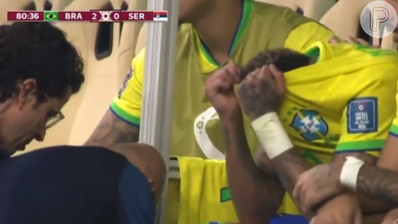 Neymar foi visto chorando após deixar o jogo