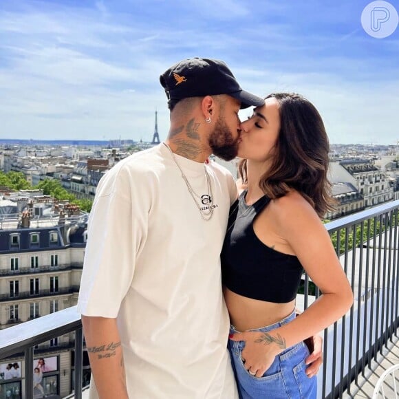 Neymar e Bruna Biancardi em momento romântico