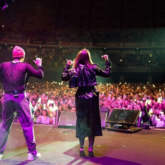 Virgínia Fonseca dança no palco com Zé Felipe