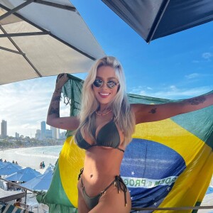 Karoline Lima apostou no Brasilcore em moda praia: influencer usou canga com bandeira do Brasil