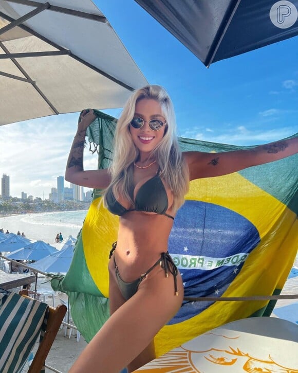 Karoline Lima apostou no Brasilcore em moda praia: influencer usou canga com bandeira do Brasil