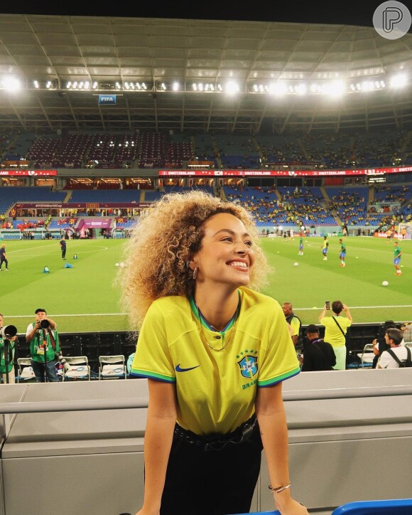 Julia Rodrigues compareceu ao jogo do Brasil na Copa do Mundo 2022