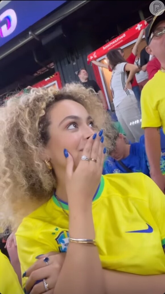 Julia Rodrigues foi vista com um anel que pode ser de compromisso na torcida do Brasil