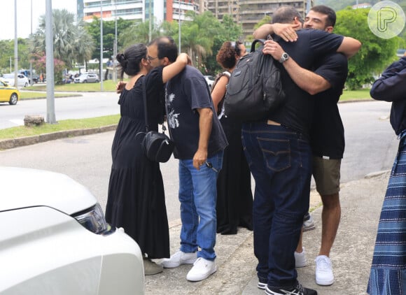 Mulher de Erasmo Carlos, Fernanda Passos foi consolada por amigos e familiares