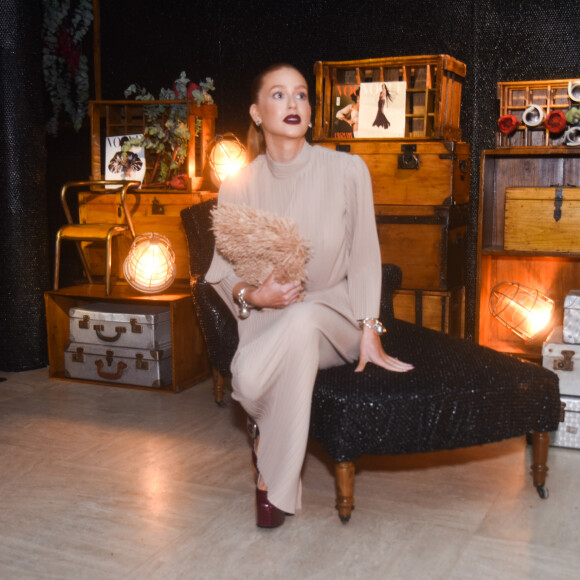 Marina Ruy Barbosa posou com seu look elegante para os fotógrafos