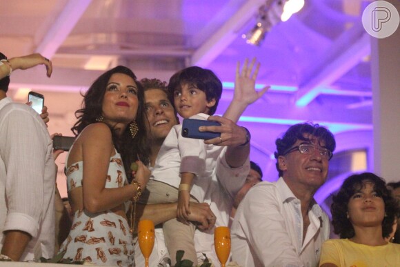 Thiago Fragoso e família curtem o Réveillon no Copacabana Palace, no Rio de Janeiro