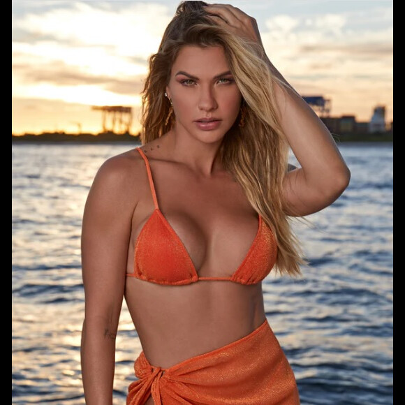 Andressa Suita rouba a cena na web em fotos de biquíni