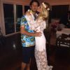 Alexandre Pato e Fiorella Mattheis se despediram de 2014 em clima romântico no Havaí. O jogador optou por uma camisa estampada, ao estilo havaiano, já a atriz usou vestido branco para entrar o ano novo