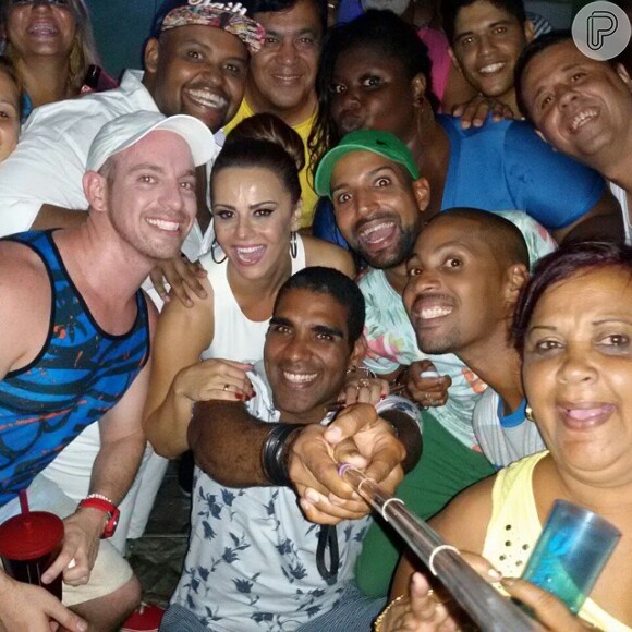 Viviane Araújo, a Naná de 'Império', se juntou a um grupo de amigos e passou a noite da virada se divertindo muito e fazendo selfies em uma festa