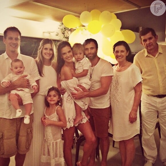 A top Alessandra Ambrósio optou por passar a virada do ano com a família em Santa Catarina