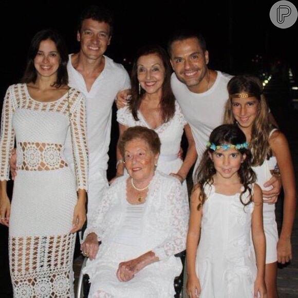 Rodrigo Faro se despediu de 2014 ao lado da família, na companhia da mulher, Vera Viel, e das filhas: 'Feliz 2015 pra todos vocês!'
