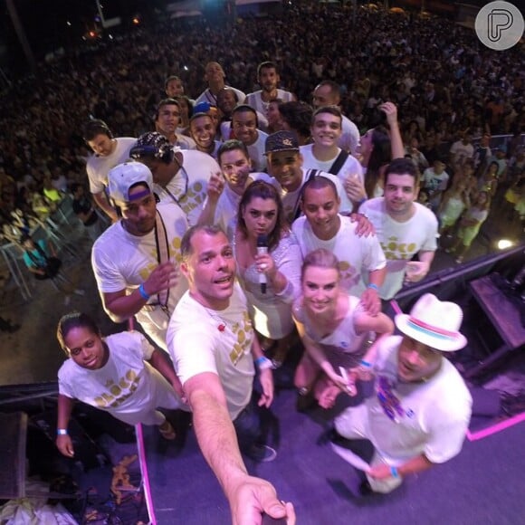 Preta Gil curtiu a virada do ano no palco! A cantora se apresentou com o Bloco da Preta em Duque de Caxias, baixada do Rio de Janeiro, e fez a primeira selfie do ano de 2015 com os seus músicos ainda no palco