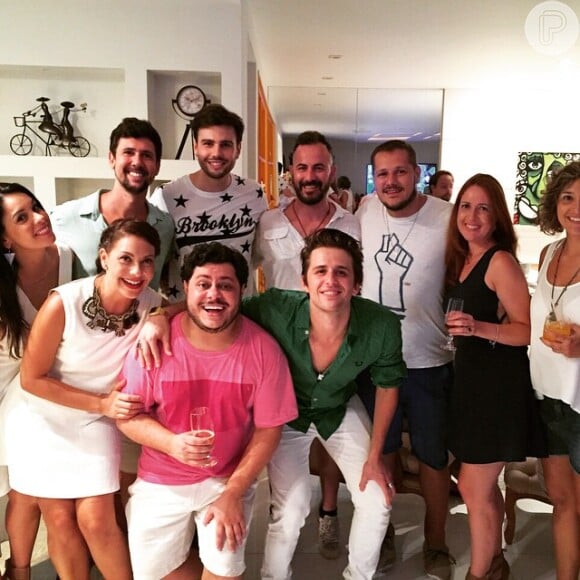 A atriz Fabíula Nascimento se juntou ao namorado, Gil Coelho, e um grupo de amigos