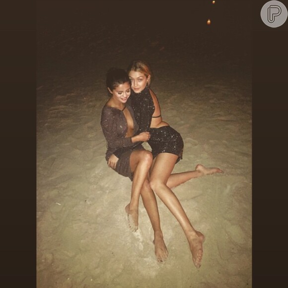 Selena Gomez apostou no decotão para festejar a chegada de 2015 com amigas na praia