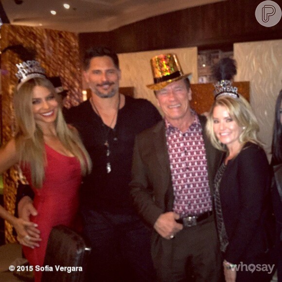 Sofia Vergara e o noivo, Joe Manganiello, posaram com o astro Arnold Schwarzenegger e a mulher, Heather Milligan, em uma festa realizada num hotel de Las Vegas