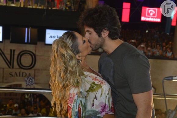 Claudia Leitte beija o marido, Márcio Pedreira