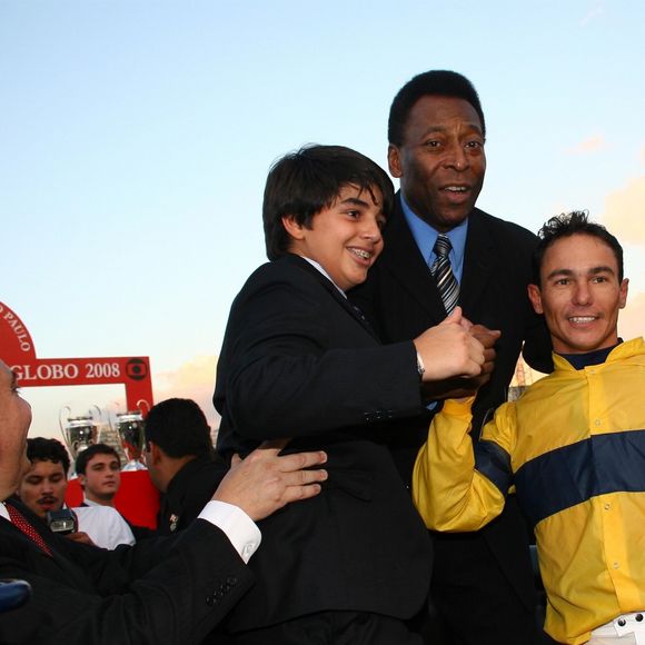 Pelé marcou mais de 1.280 gols na carreira e acumula títulos como o tricampeonato da Copa do Mundo