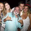Zé Maria, proprietário da pousada onde aconteceu a grande festa, posa com Paulinho Vilhena, Fernanda Paes Leme, Bruno Gagliasso e Giovanna Ewbank