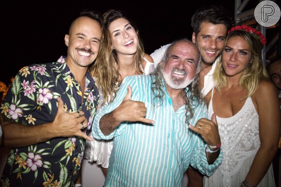 Zé Maria, proprietário da pousada onde aconteceu a grande festa, posa com Paulinho Vilhena, Fernanda Paes Leme, Bruno Gagliasso e Giovanna Ewbank