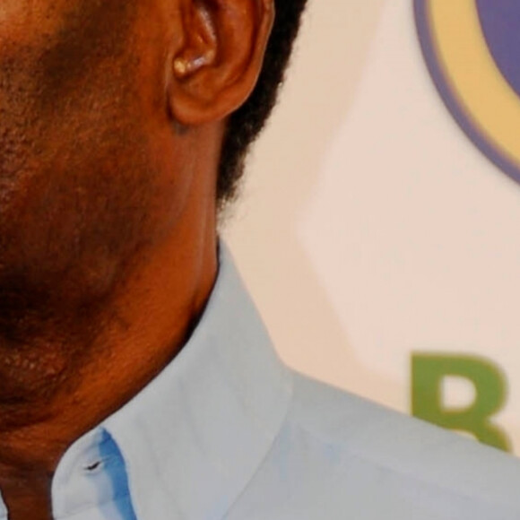 Pelé está internado para o tratamento de um câncer no cólon