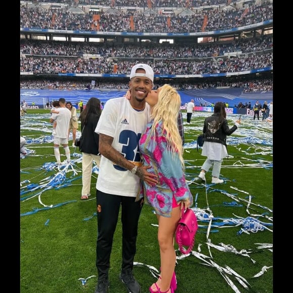 Karoline Lima comentou uma notícia de reaproximação de Éder Militão e a ex-namorada, Tiffany