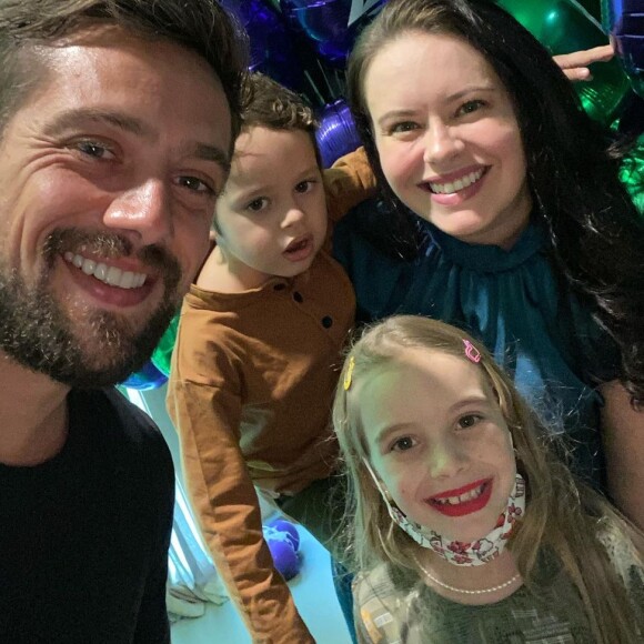 Aurora, de 8 anos, e Valentim, de 4, são filhos de Rafael Cardoso com Mariana Bridi