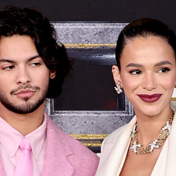 Atualmente, Bruna Marquezine vive romance com o ator Xolo Maridueña