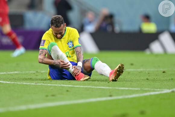 Neymar chora por causa de lesão no tornozelo