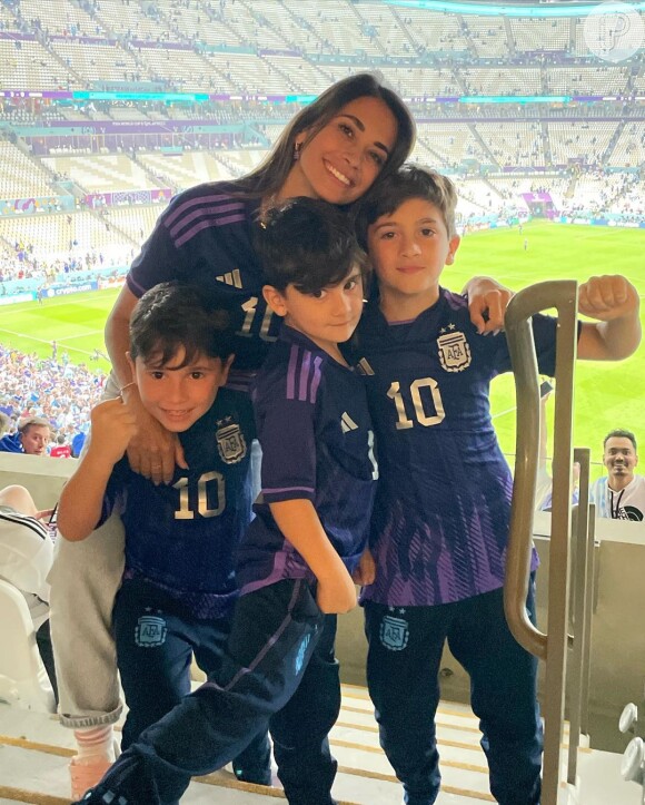 Antonella Roccuczzo está acompanhando todos os jogos de Messi com os filhos