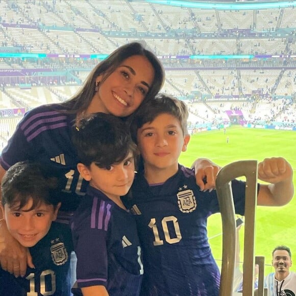 Antonella Roccuczzo está acompanhando todos os jogos de Messi com os filhos