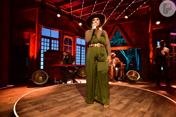 Look verde de Simone Mendes: em gravação de 1º DVD, cantora fez sobreposição com camisa nude